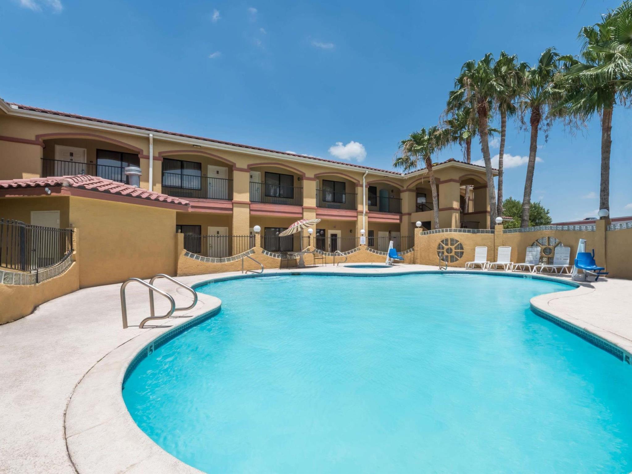 Super 8 By Wyndham Weslaco Dış mekan fotoğraf