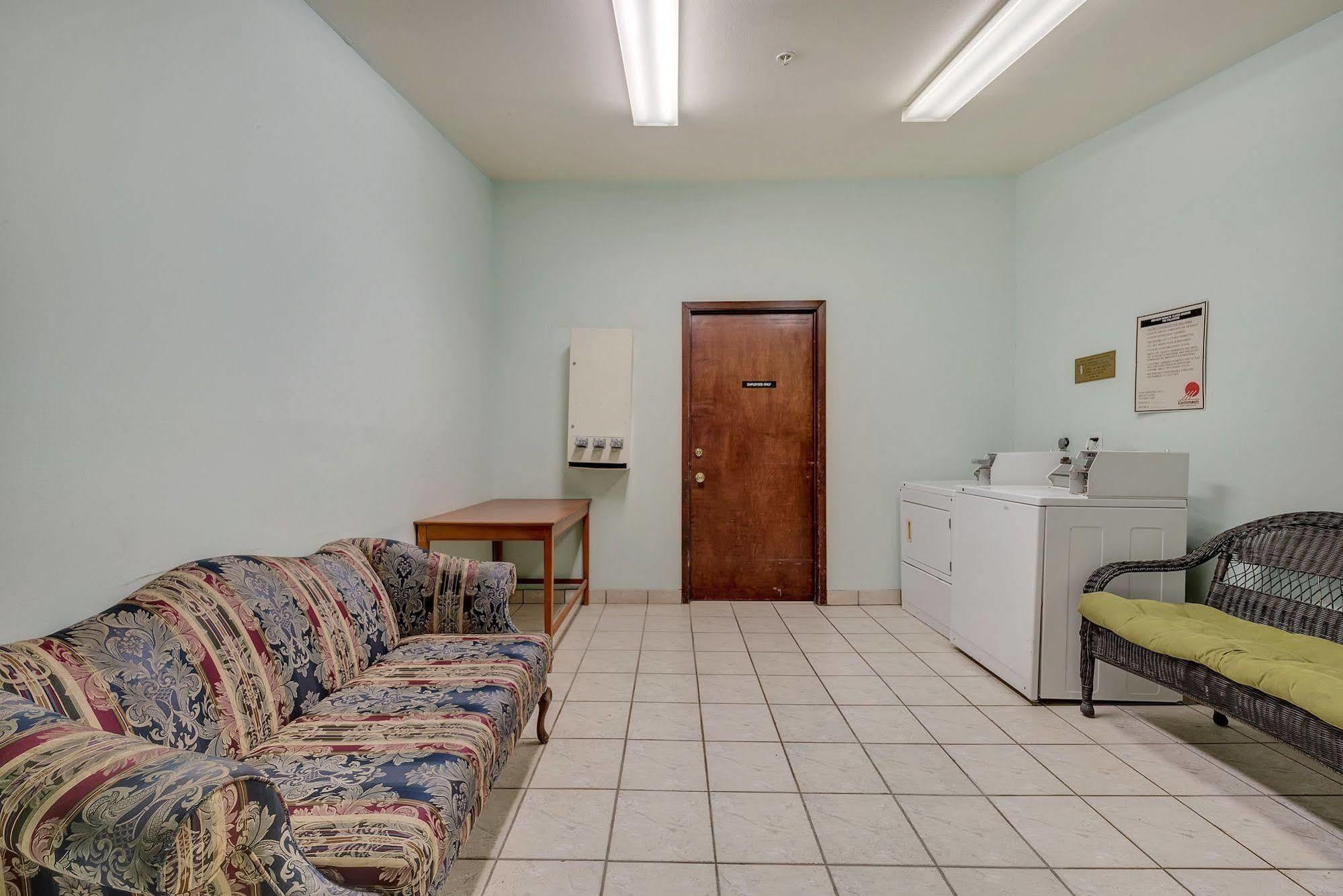 Super 8 By Wyndham Weslaco Dış mekan fotoğraf